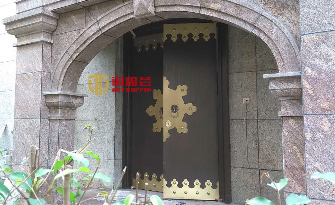 别墅铜门安装案例_铜盟荟